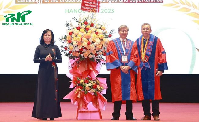 Bộ trưởng Bộ Y tế Đào Hồng Lan trao tặng lẵng hoa chúc mừng Đại hội Khoa học Tim mạch Đông Nam Á lần thứ 2