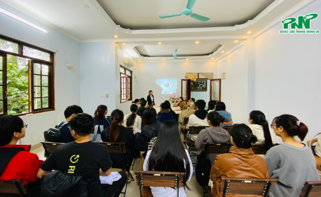 Buổi hướng dẫn của các dược sĩ chuyên môn tại nhà máy sản xuất Dược Liệu TW28