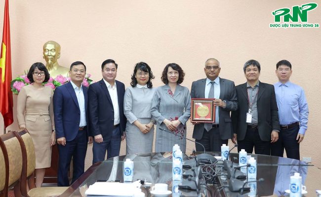 Thứ trưởng Bộ Y tế Nguyễn Thị Liên Hương, ông Shantanu Chakraborty cùng các đại biểu chụp ảnh lưu niệm