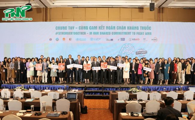Các đại biểu hưởng ứng Tuần lễ phòng chống kháng thuốc.