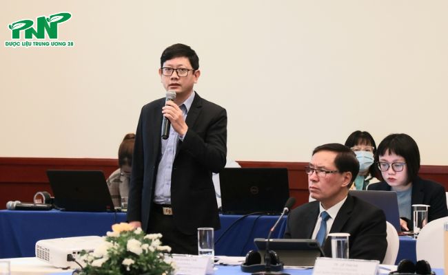Đại diện các Vụ/Cục thuộc Bộ Y tế tham gia thảo luận, chia sẻ về ảnh hưởng của biến đổi khí hậu đến sức khoẻ.