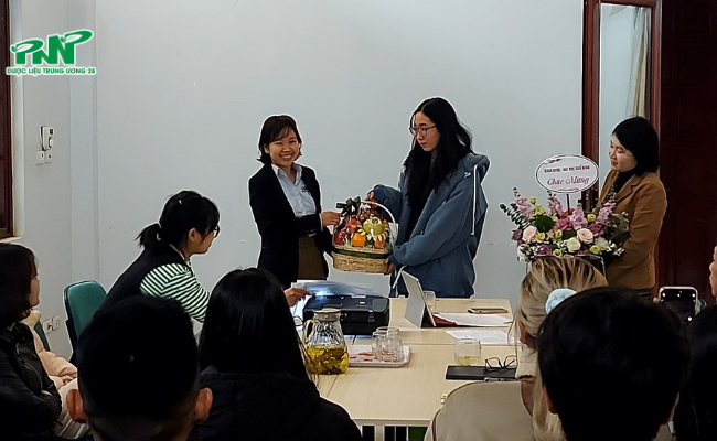 Đại diện sinh viên khóa 519 khoa Dược tặng quà
