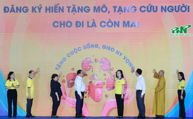Thủ tướng Chính phủ Phạm Minh Chính cùng các đại biểu trực tiếp ký đơn đăng ký hiến tặng mô tạng