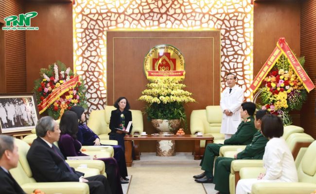 Giám đốc Bệnh viện Trung ương Quân đội 108 báo cáo với đoàn công tác