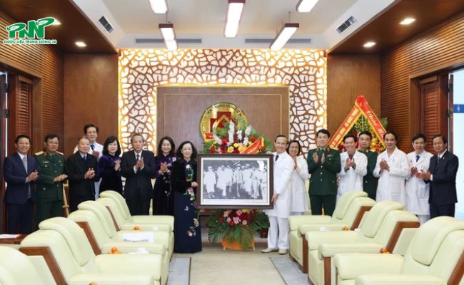 Đồng chí Trương Thị Mai tặng hoa và quà chúc mừng Bệnh viện 108