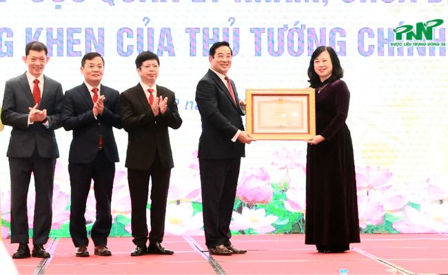 Bộ trưởng Đào Hồng Lan trao bằng khen của Thủ tướng Chính phủ cho tập thể Cục quản lý khám, chữa bệnh