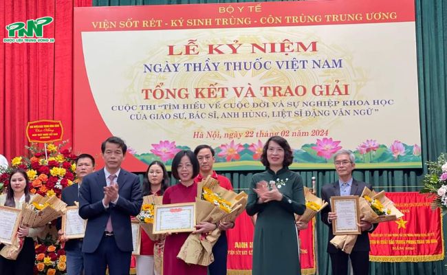 PGS.TS.Nguyễn Thị Liên Hương, Thứ trưởng Bộ Y tế trao giải cho các tác giả