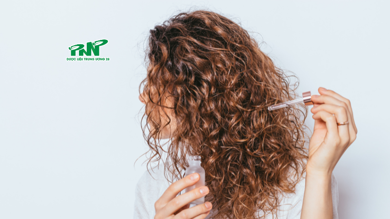 Vì sao tóc hay bị bết dính trong mùa nồm ẩm